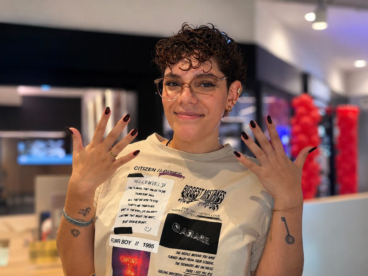 Cliente satisfeita mostrando resultado do alongamento Sterby