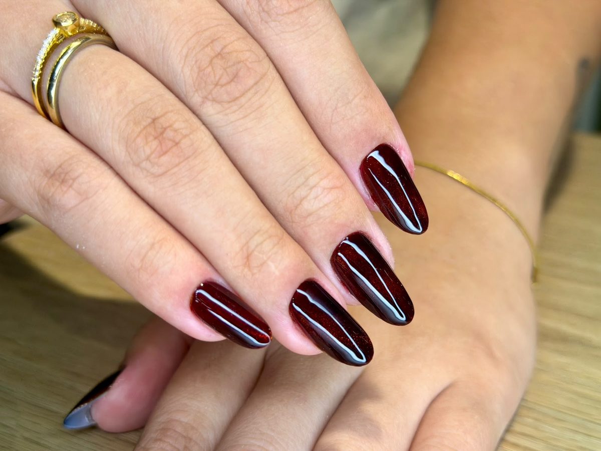 Close de unhas com esmaltação em gel na Sterby Shopping Nova América