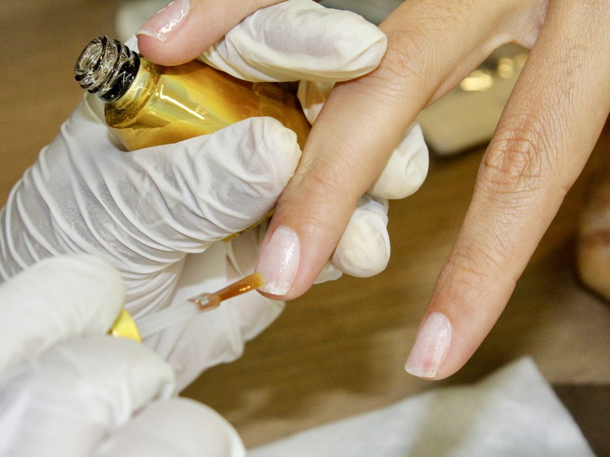 Profissional aplicando blindagem com esmaltação em gel na Sterby